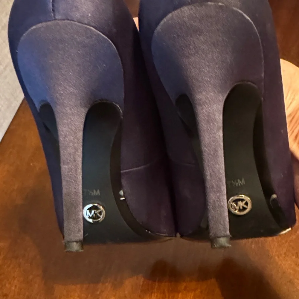 Classic Pointed-Toe Women's Pumps in Navy